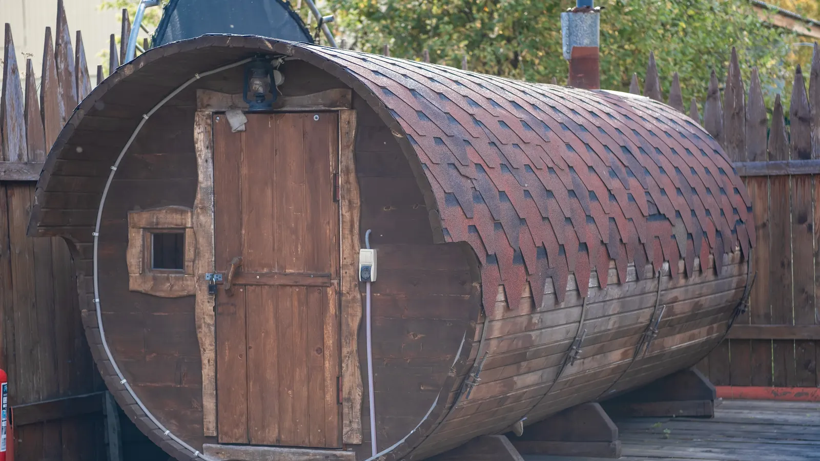 Grand sauna tonneau électrique sur un support extérieur