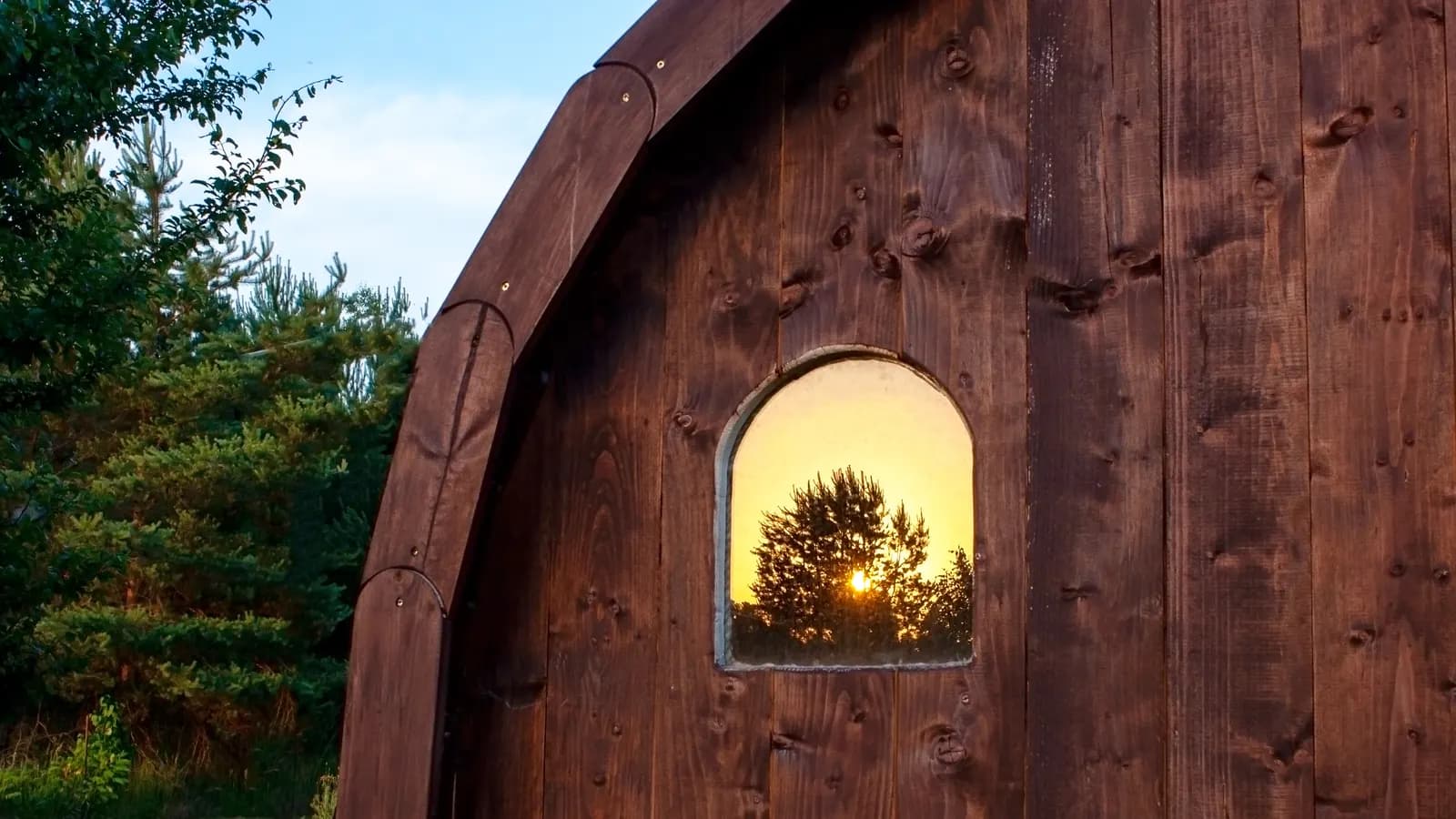 Petite cabine de sauna extérieure à façade vitrée
