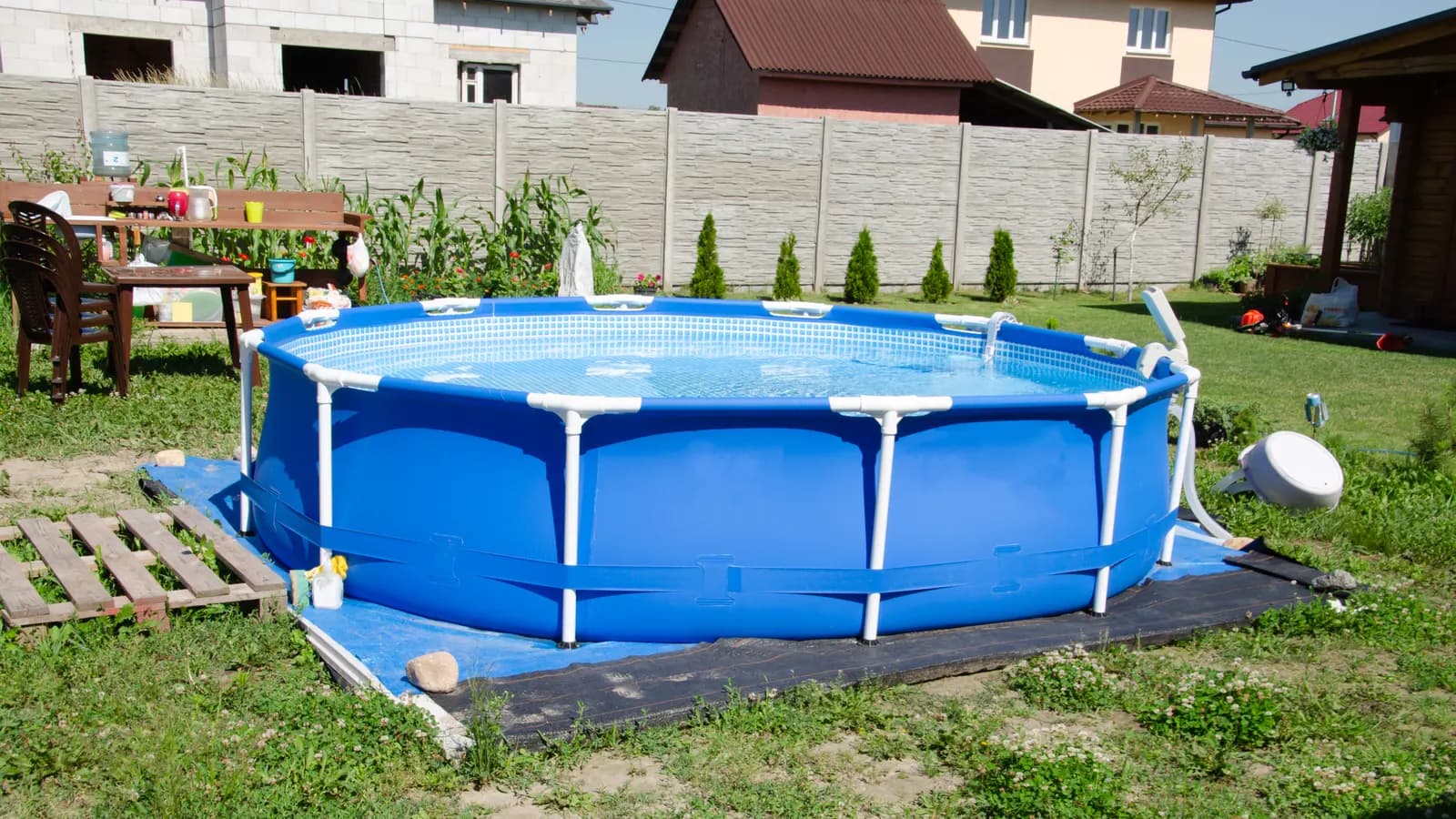 Piscine autoportante ronde sur terrain plat