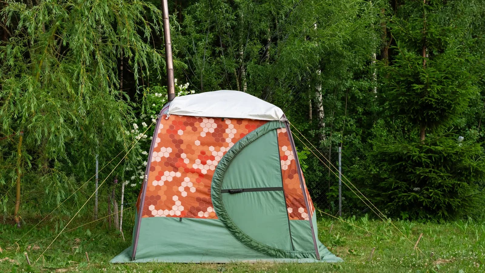 Tente de sauna extérieure avec zone de sécurité dégagée