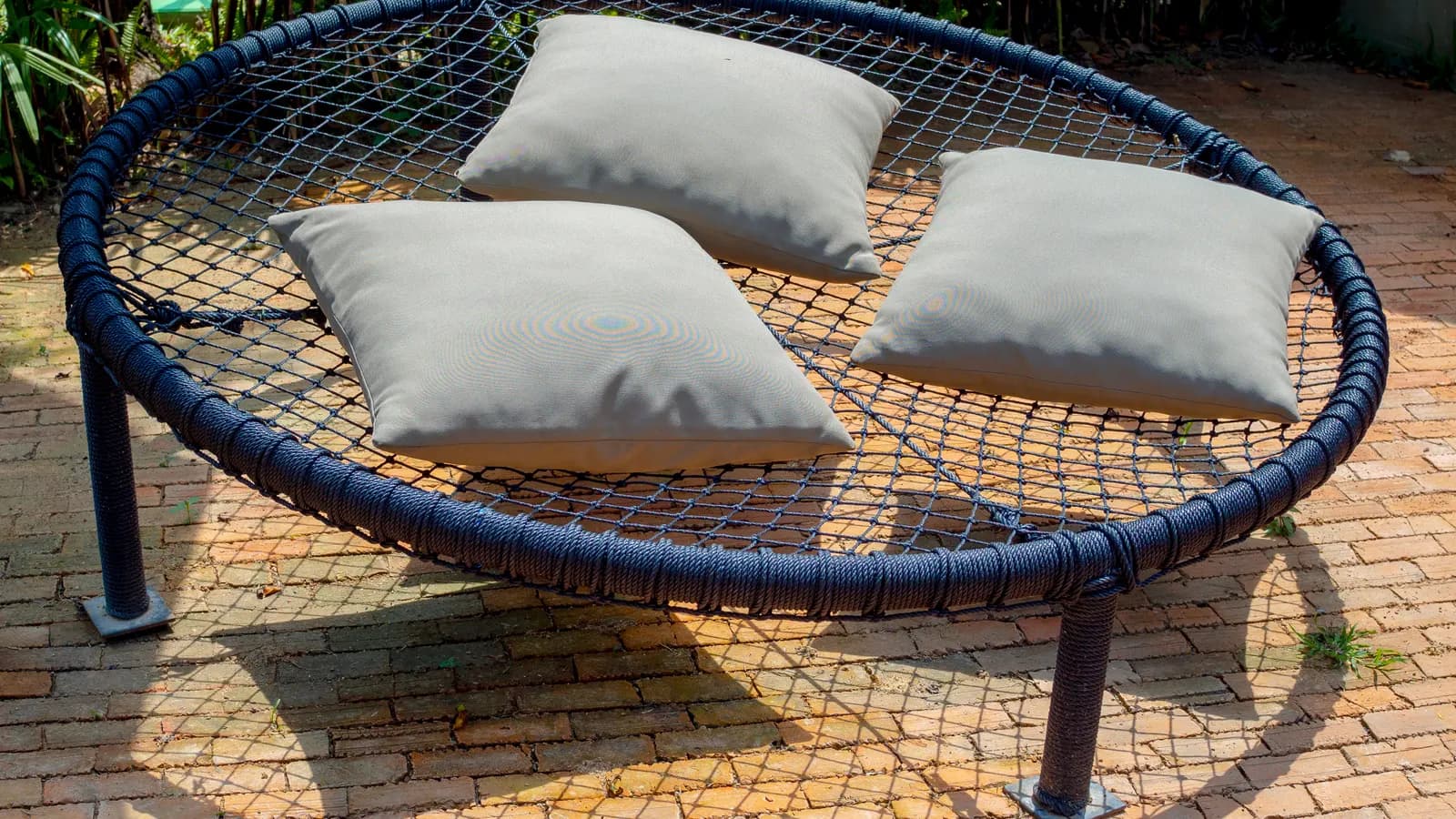 Banc-balancelle de jardin convertible en couchage garni de coussins