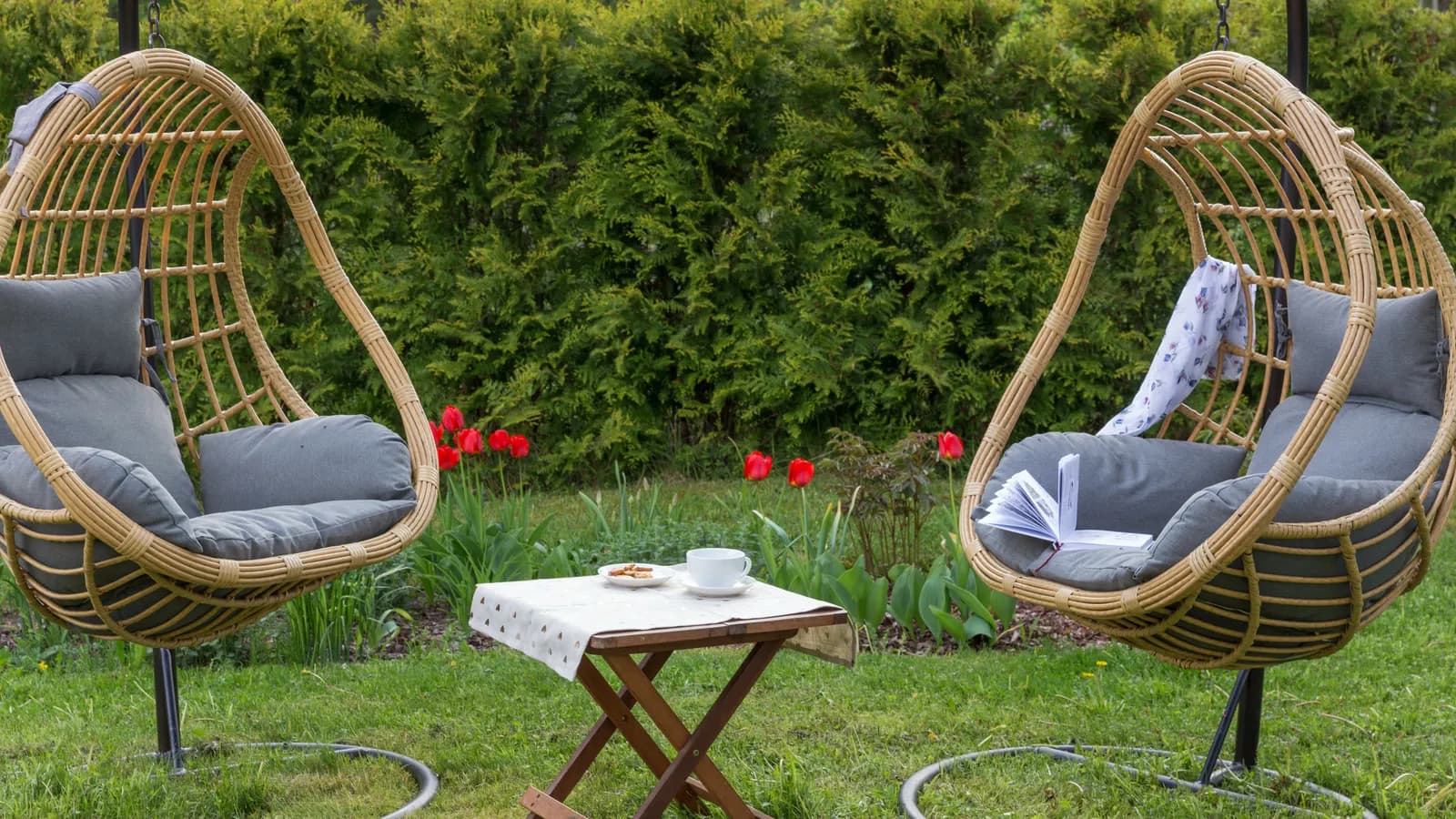 Balancelle de jardin à coussins dans un coin détente