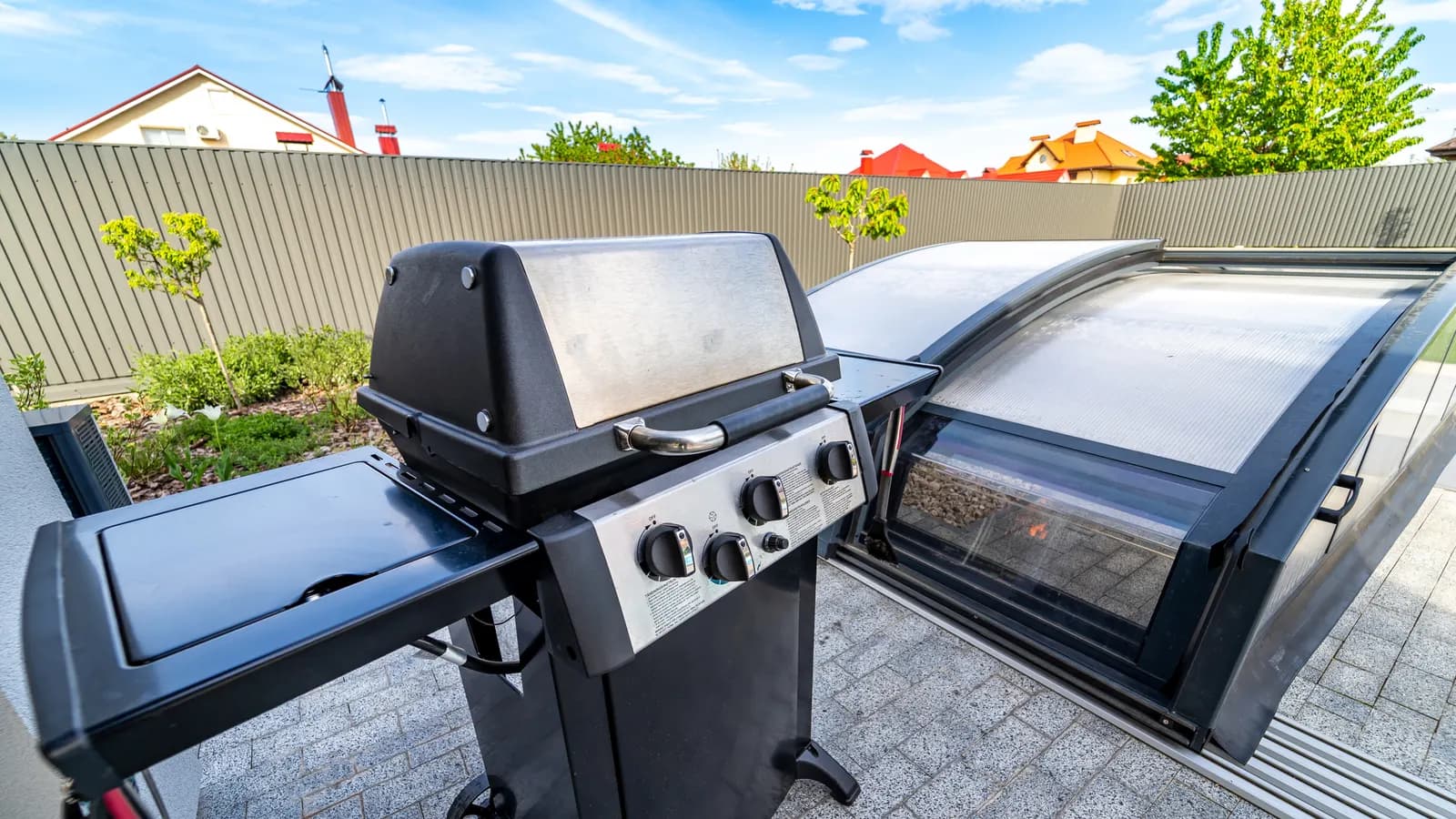 Barbecues sur pied au charbon, électriques et à gaz