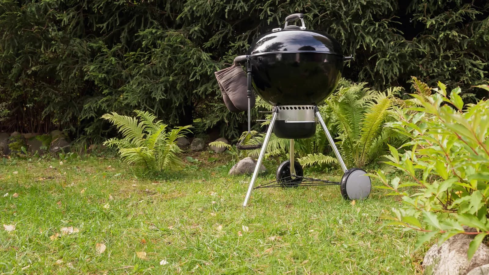 Installation sûre d'un barbecue sur pied dans un jardin