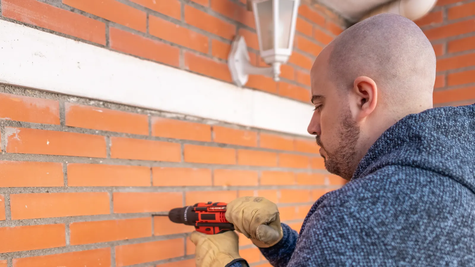 Installation d’un support d’enrouleur mural