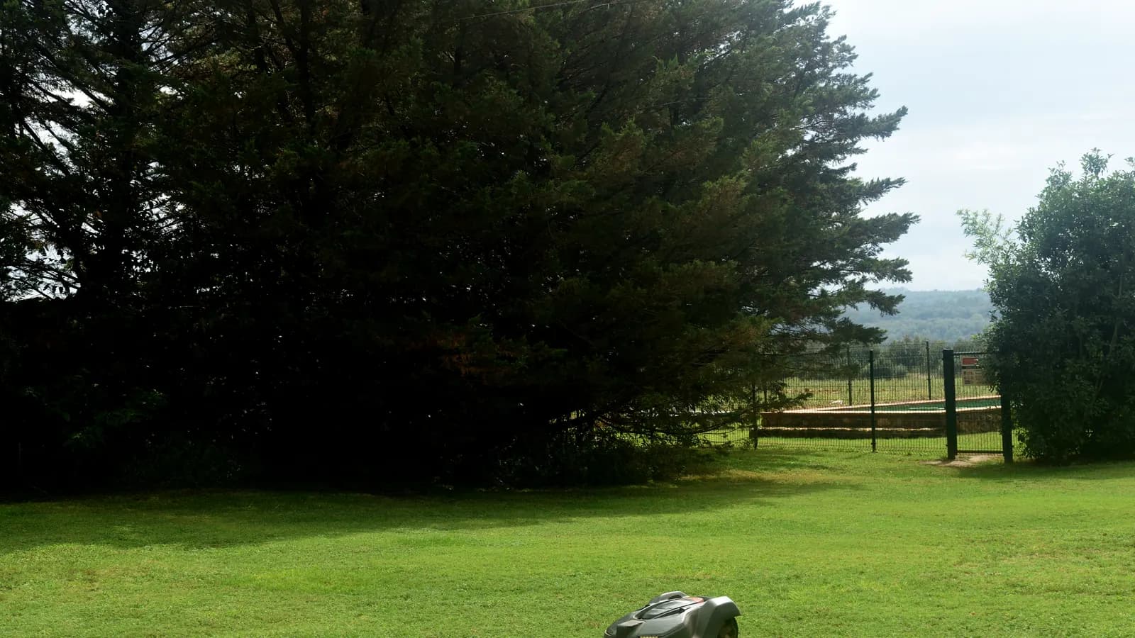 Installation d'un robot tondeuse dans un jardin multizone