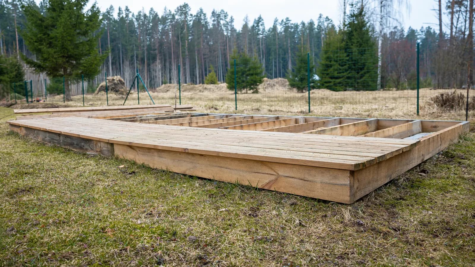Installation d'un sauna extérieur sur un support préparé