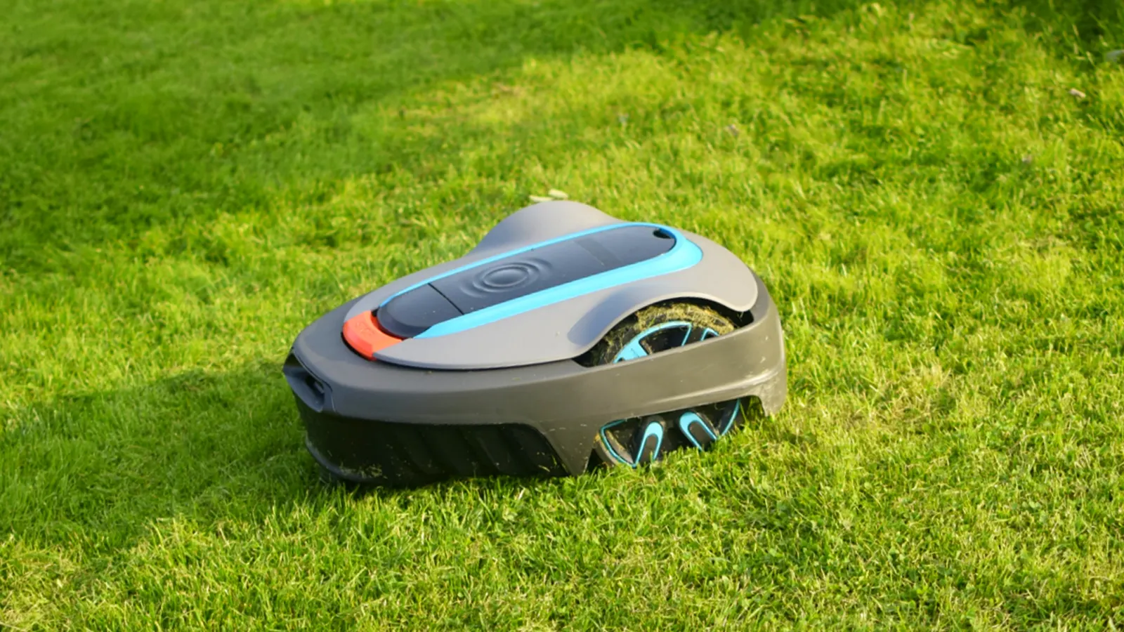 Robot tondeuse LiDAR dans un jardin arboré