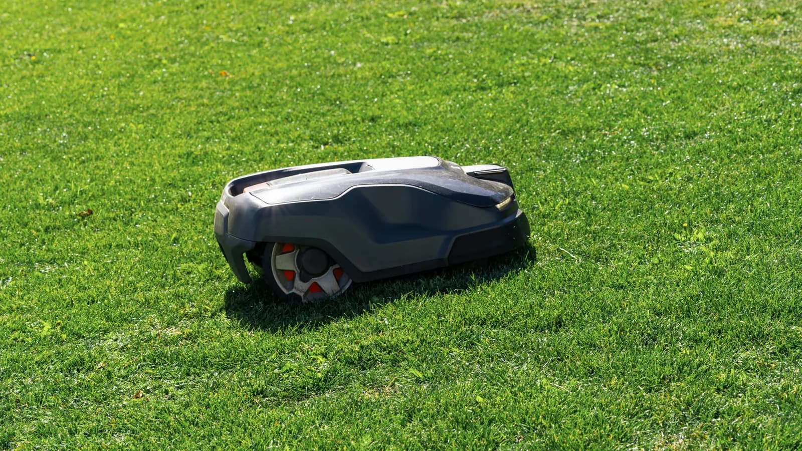 Robot tondeuse adapté à un terrain en pente