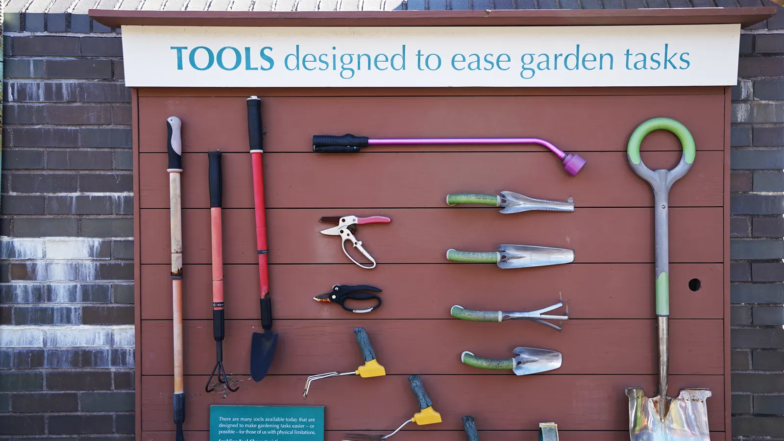 Outils et accessoires rangés dans une remise de jardin