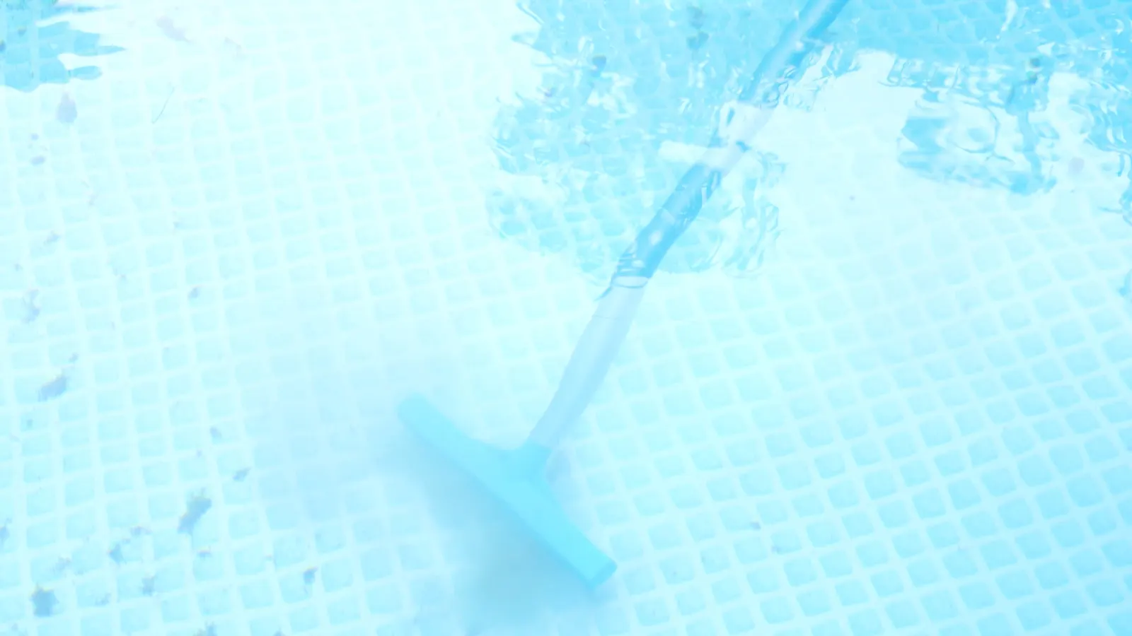 Robot compact au fond d'une piscine hors-sol
