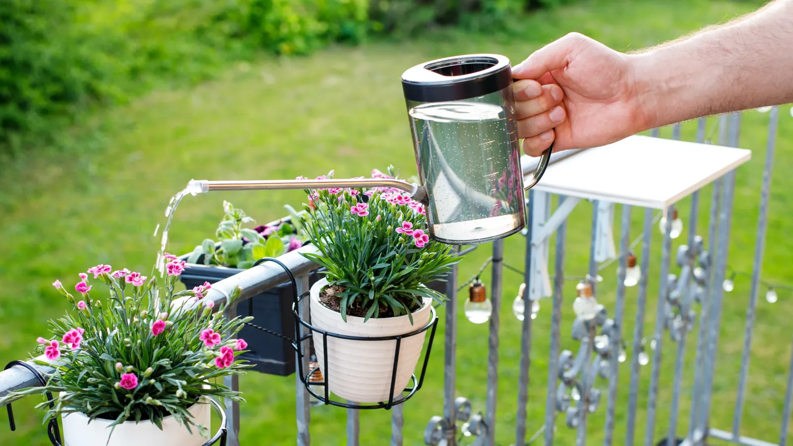 Balcon avec arrosage automatique en place avant un départ en vacances