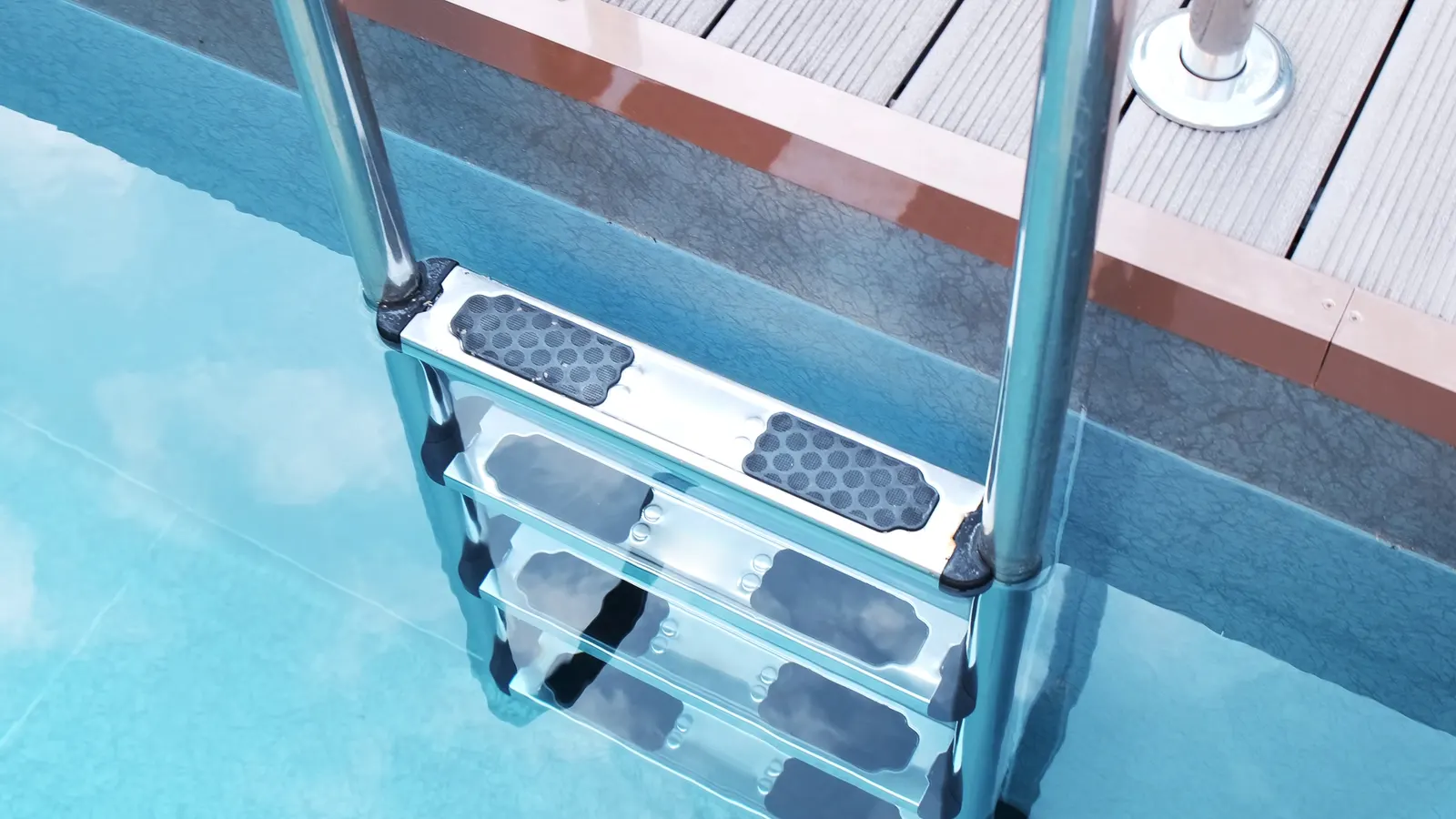 Piscine tubulaire ovale équipée dans un jardin