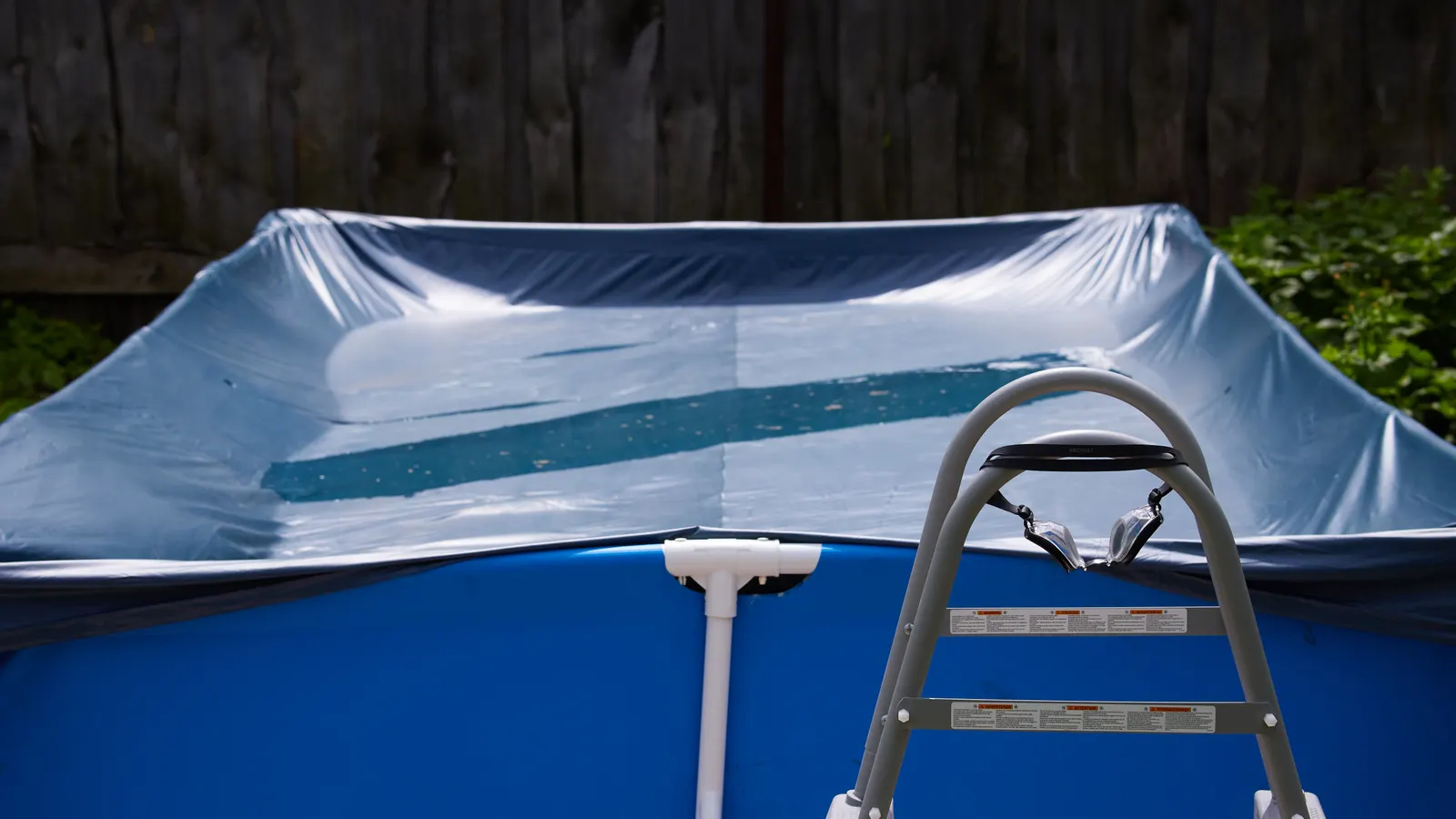 Petite piscine tubulaire ronde dans un jardin
