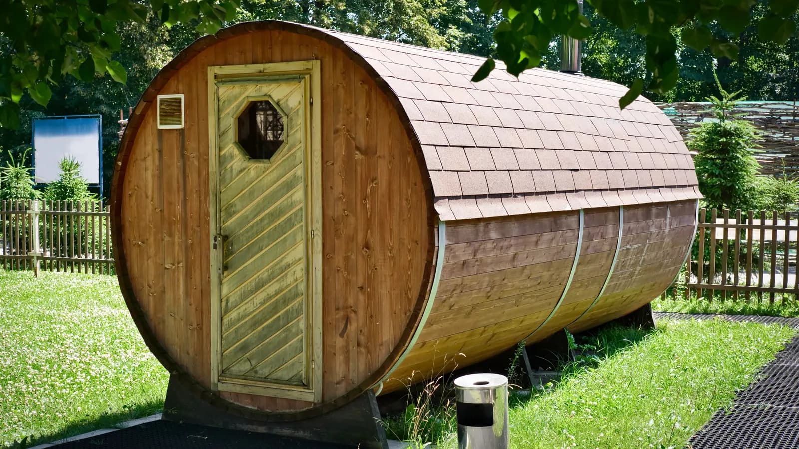 Petit sauna tonneau de jardin à faible encombrement