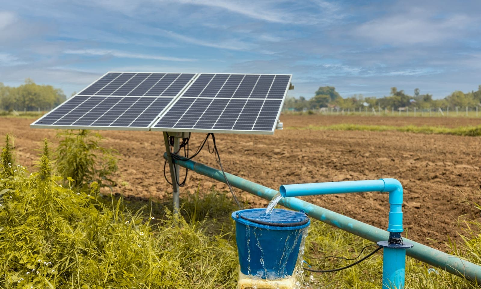 Pompe à eau alimentée par des panneaux solaires