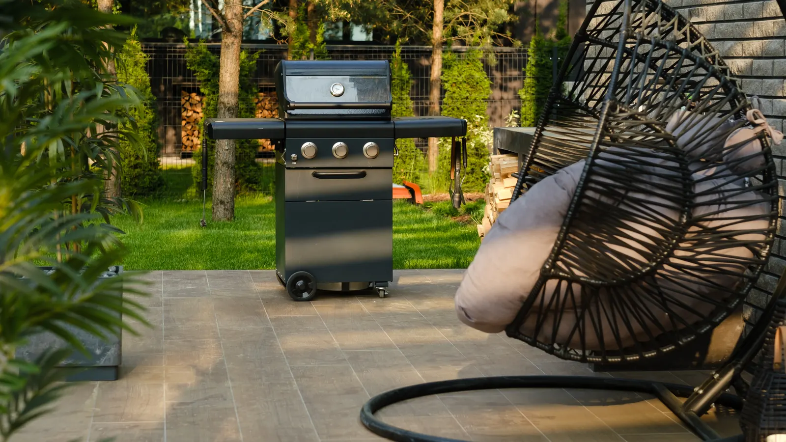 Comparatif de barbecues sur pied au charbon et électriques