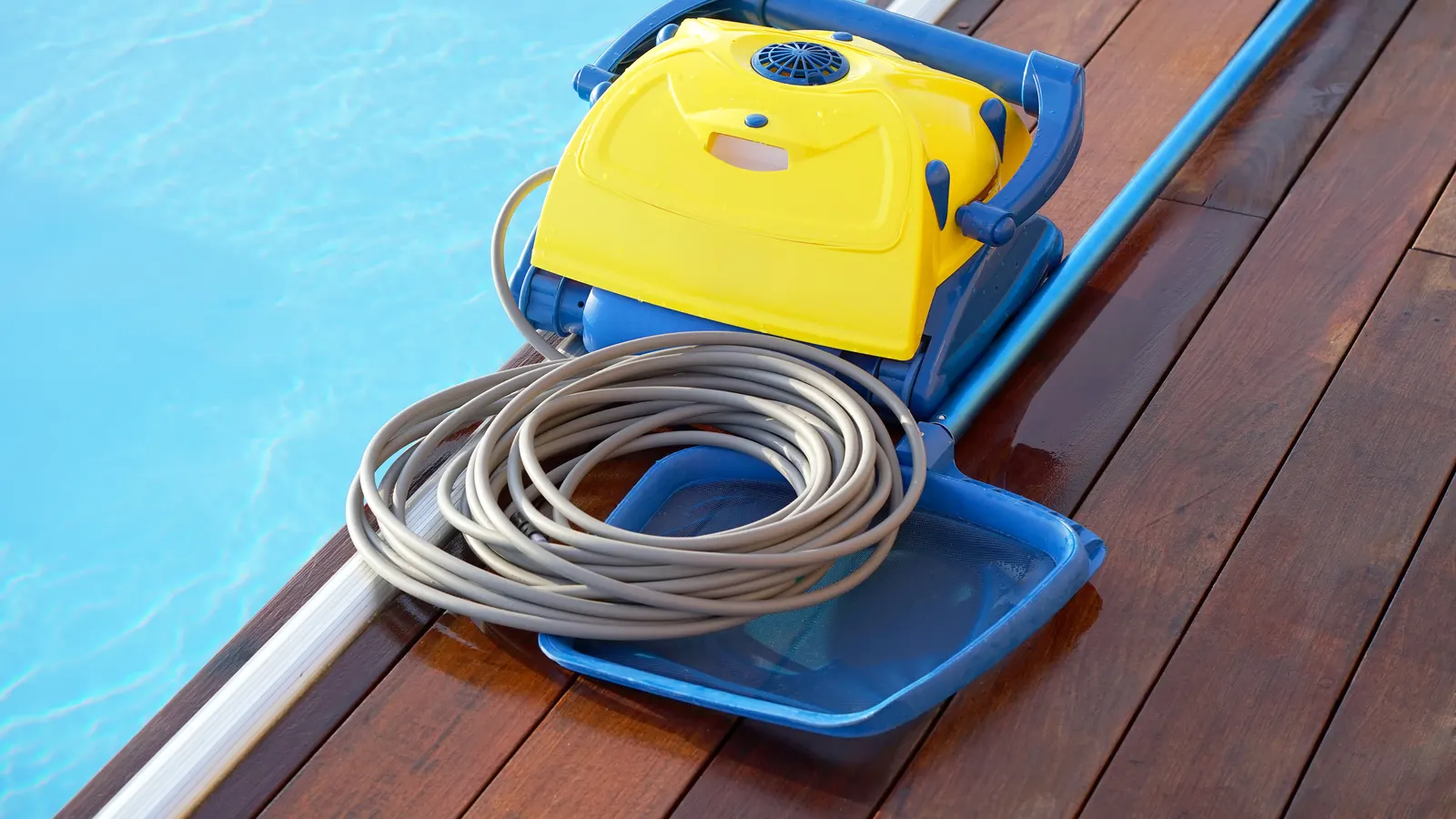Robot sans fil nettoyant le fond d'une piscine