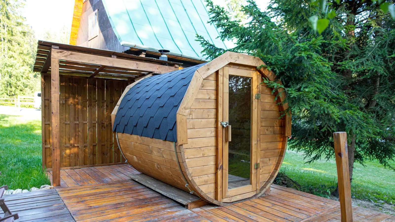 Comparatif d'un sauna tonneau et d'une cabine extérieure