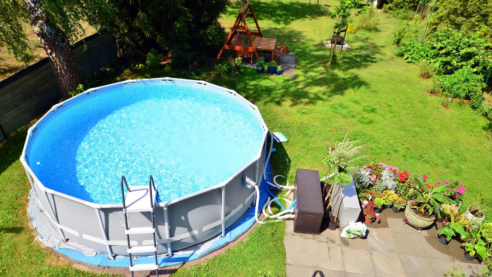 Comparatif de piscines hors-sol tubulaire et autoportante