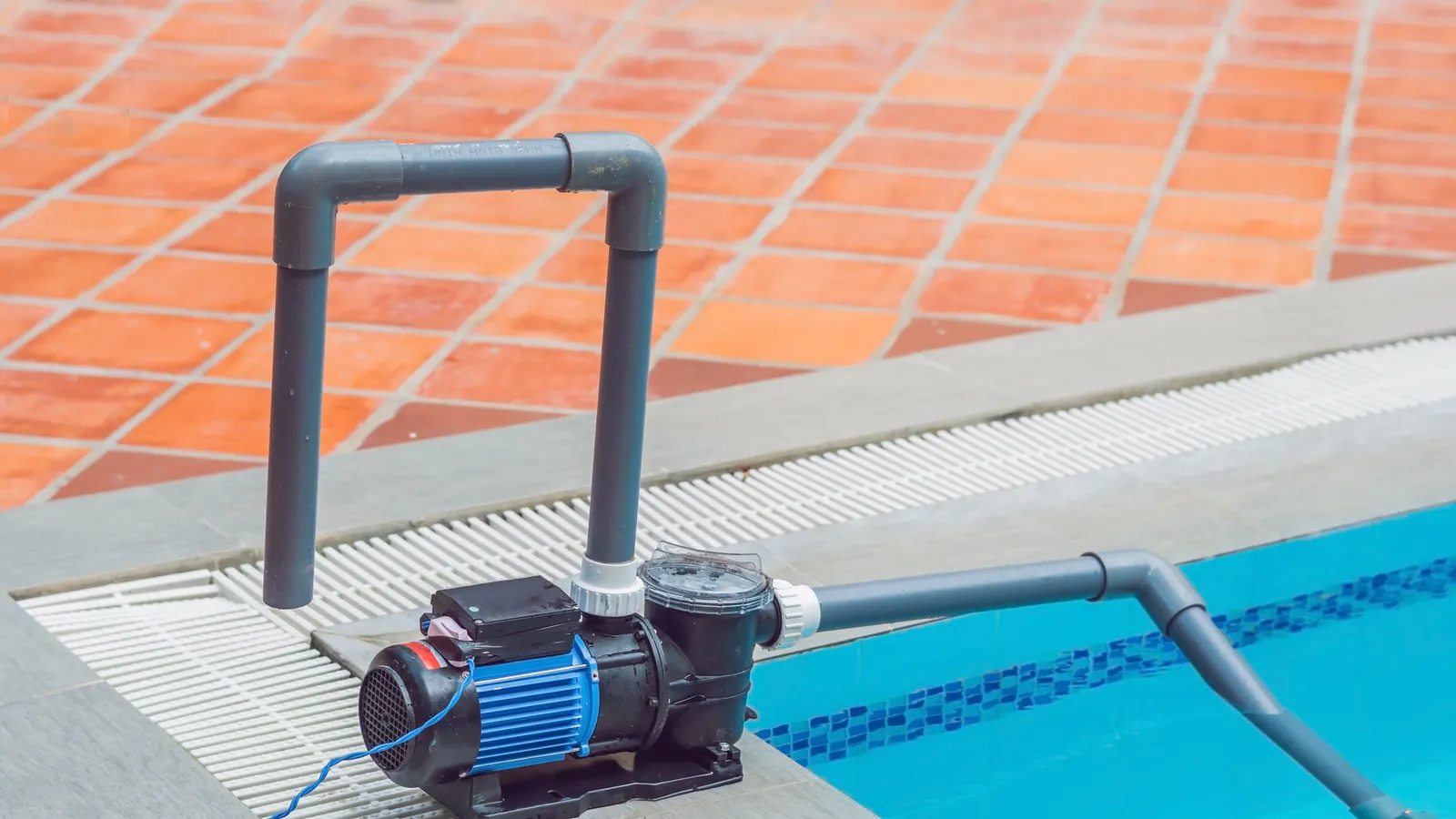 Nettoyeur à pression raccordé dans une piscine