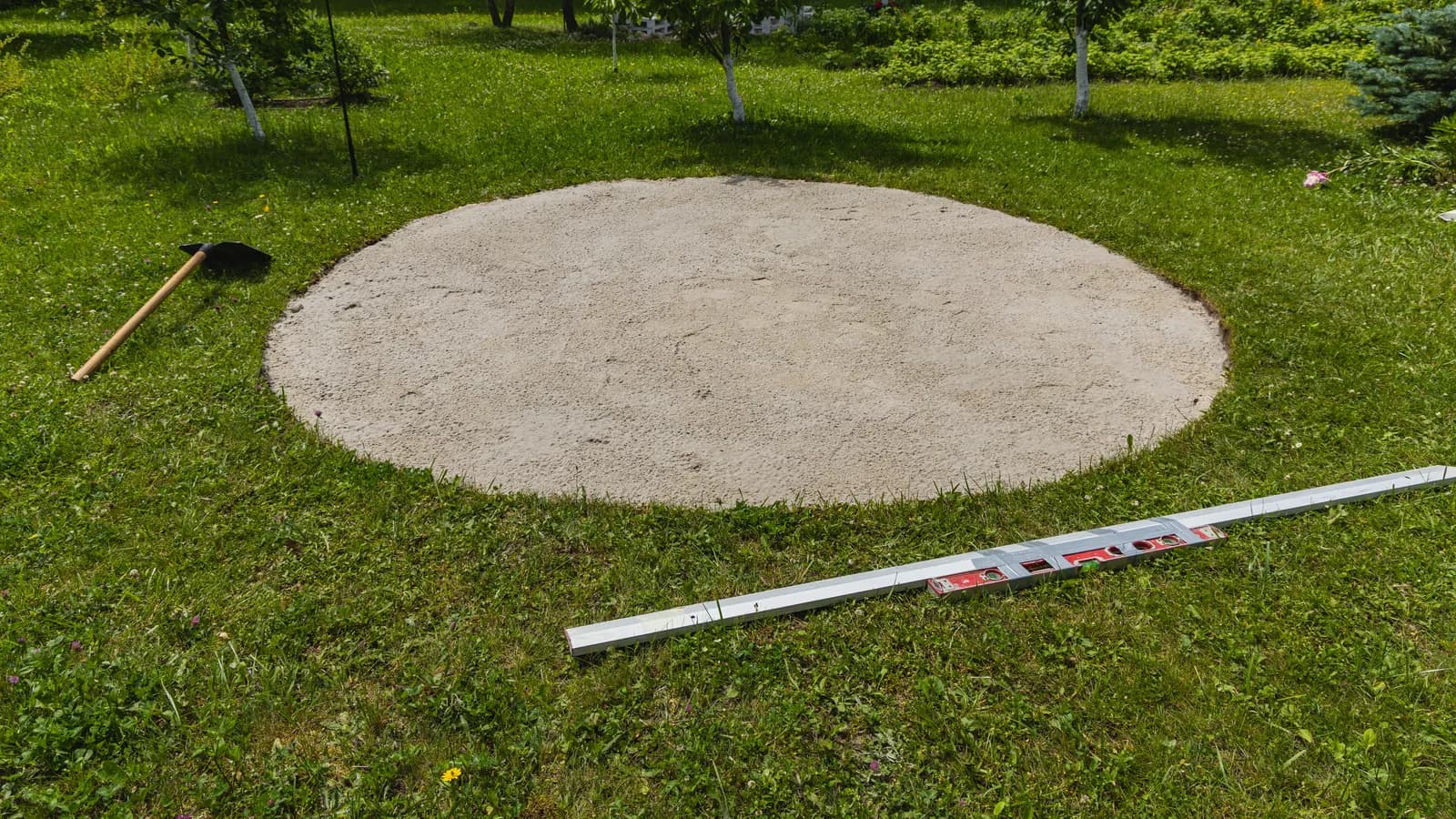 Préparation d'un sol plan pour piscine hors-sol