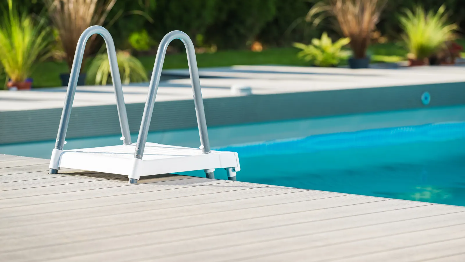 Accès sécurisé à une piscine hors-sol