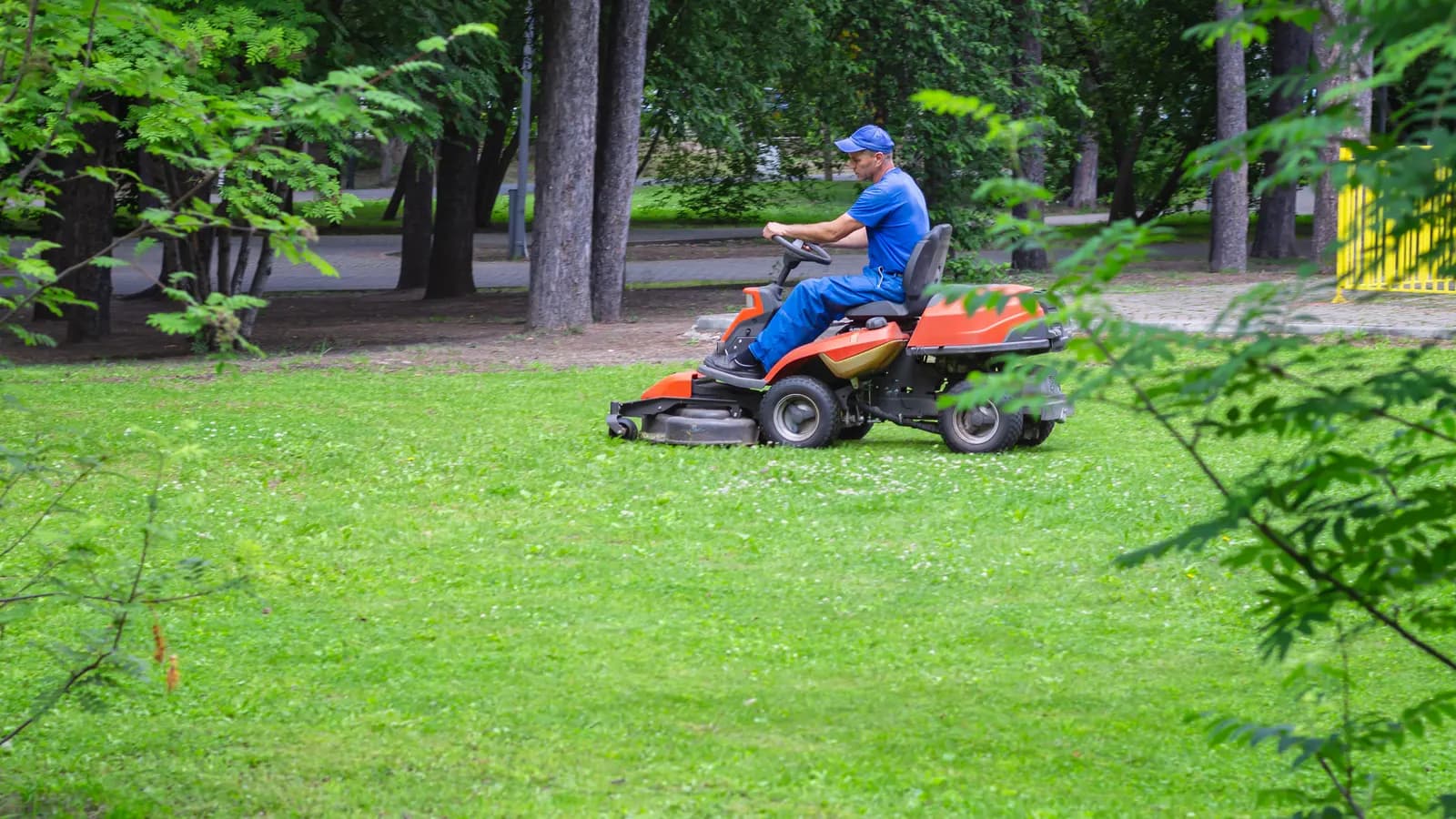 Tracteur tondeuse compact sur une pelouse de parc