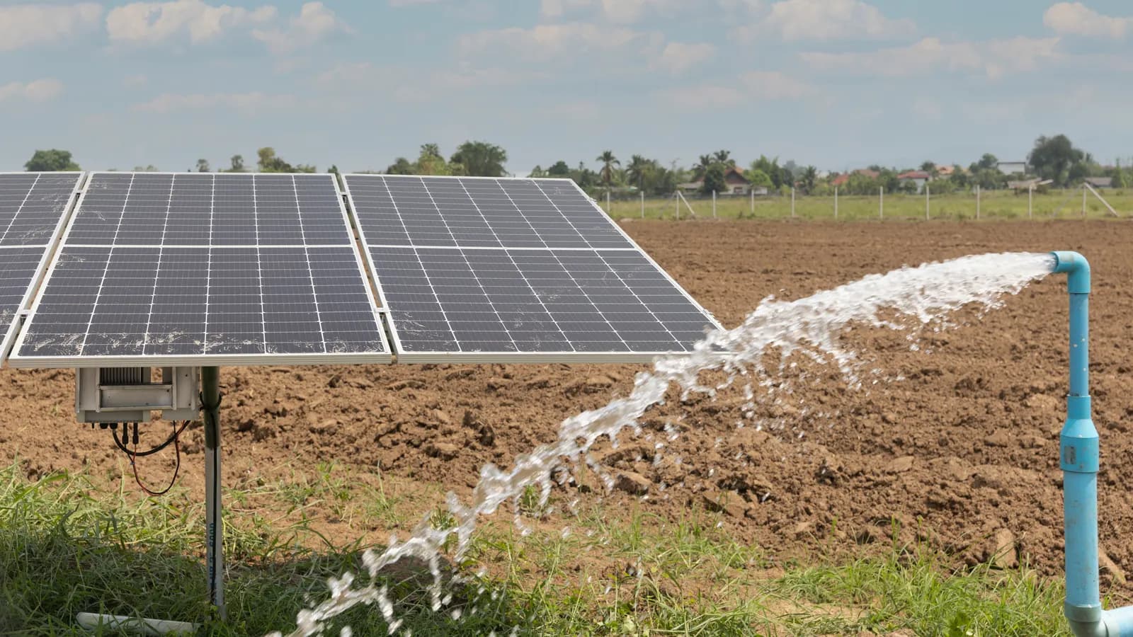 Kit d'arrosage solaire AnseTo avec panneau déporté sur une terrasse