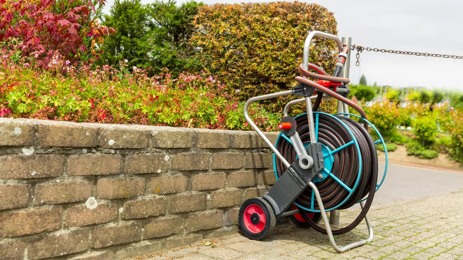 Dévidoir mobile sur roues dans un jardin