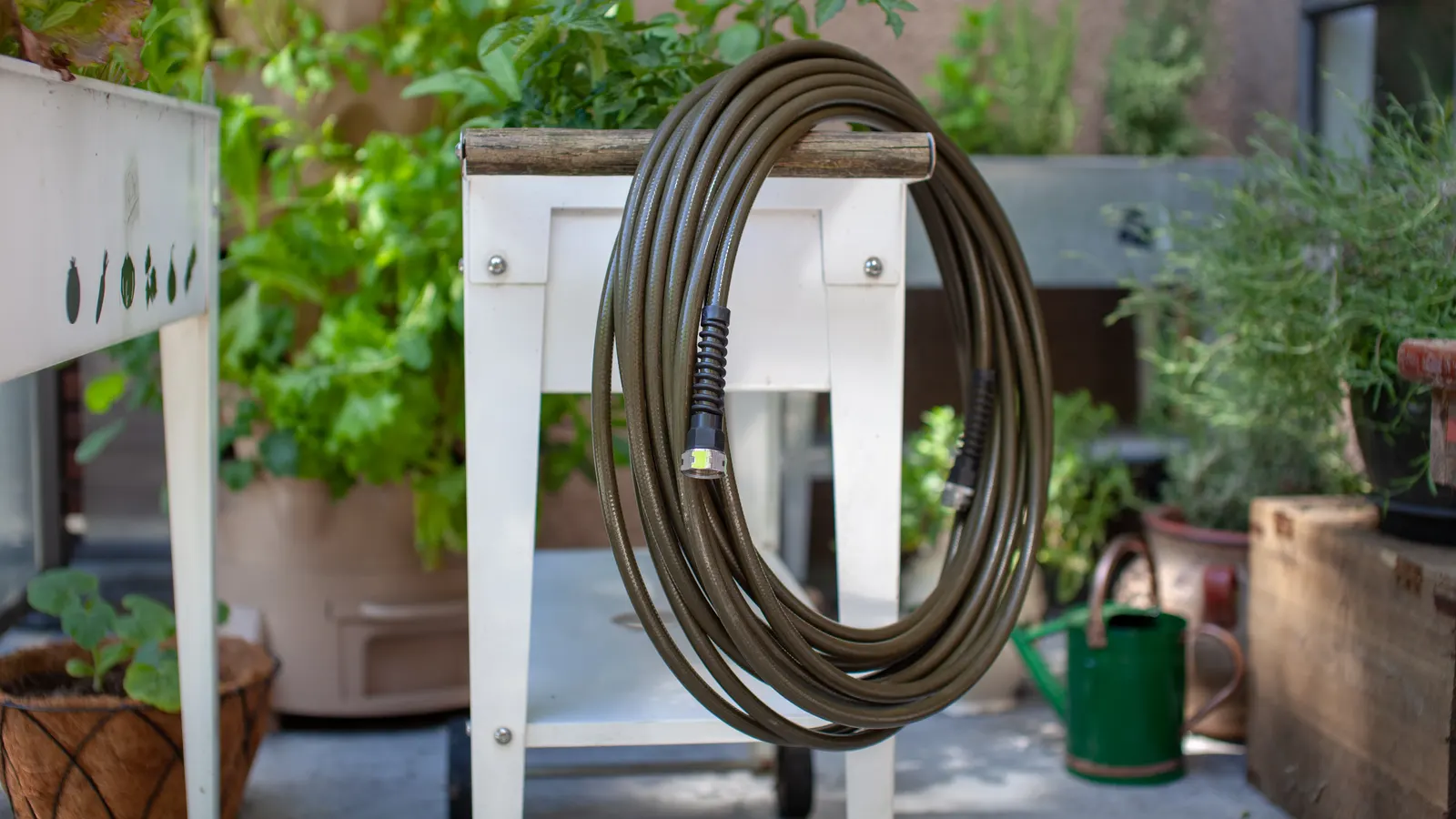 Enrouleur mural compact pour une terrasse
