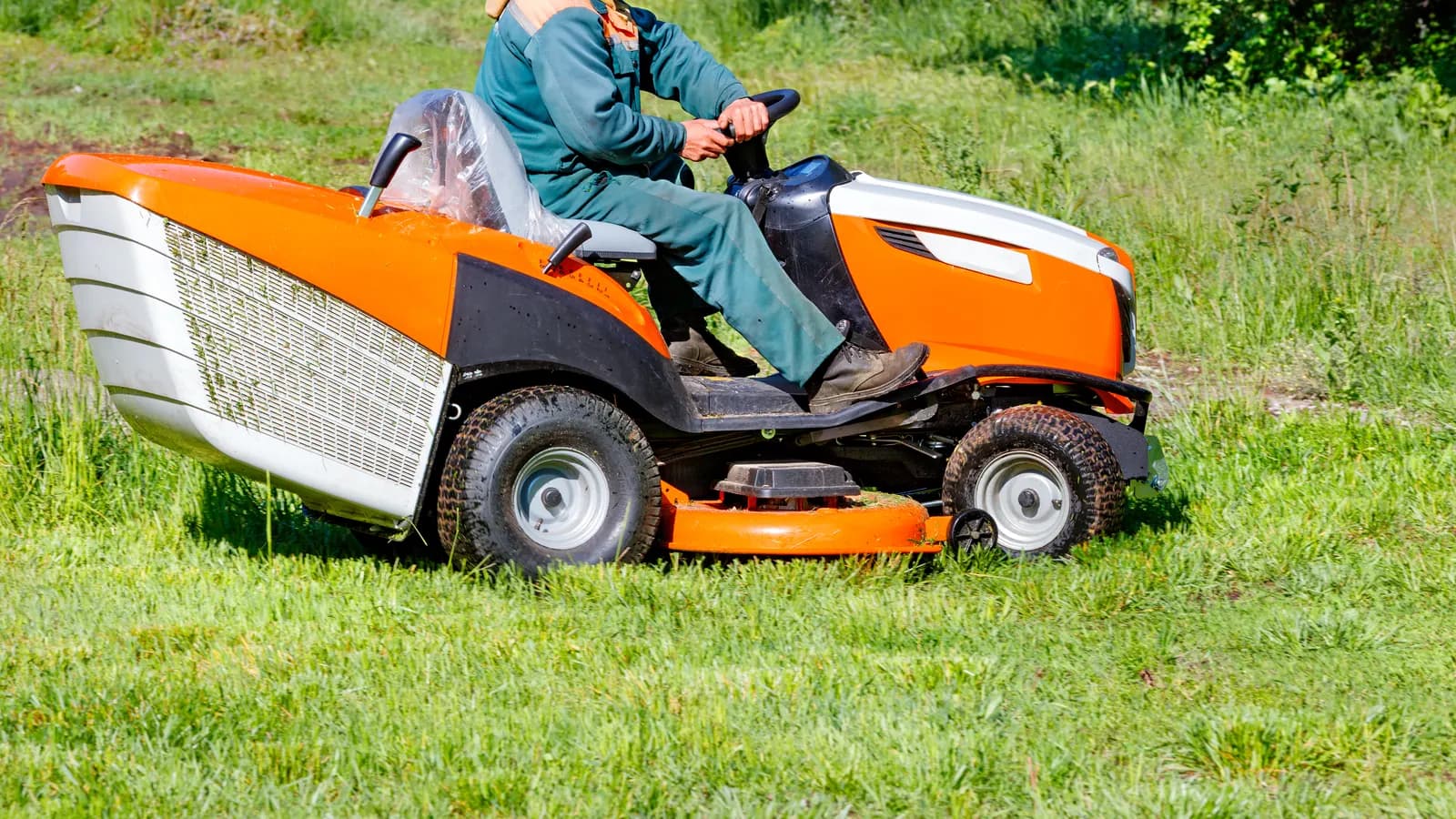 Tracteur tondeuse hydrostatique avec bac sur une grande pelouse