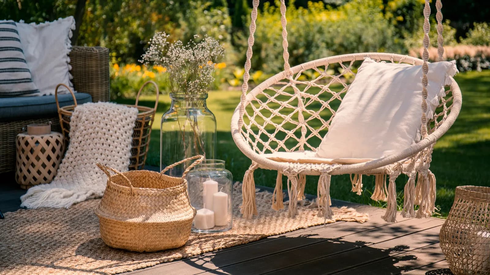 Balancelle beige avec coussin sur une terrasse