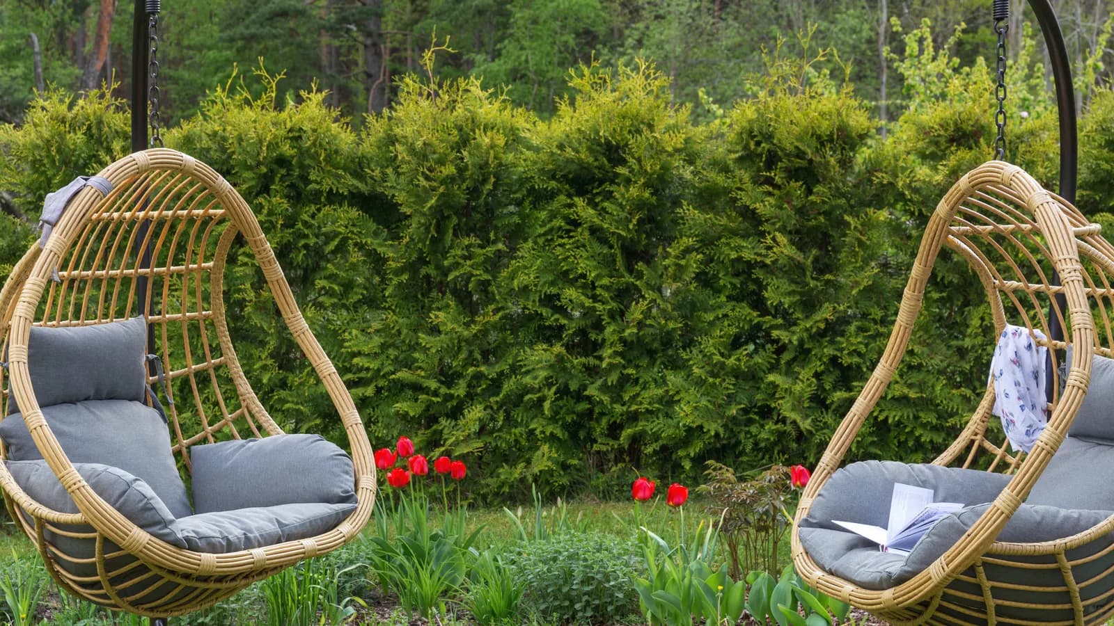 Balancelle de jardin à coussins dans un coin détente