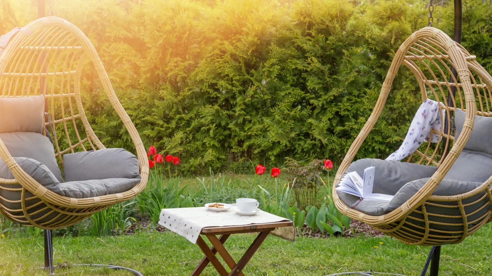 Balancelle de jardin en rotin avec coussin