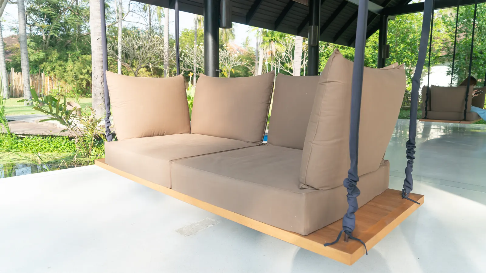 Balancelle-canapé de jardin dans un espace détente