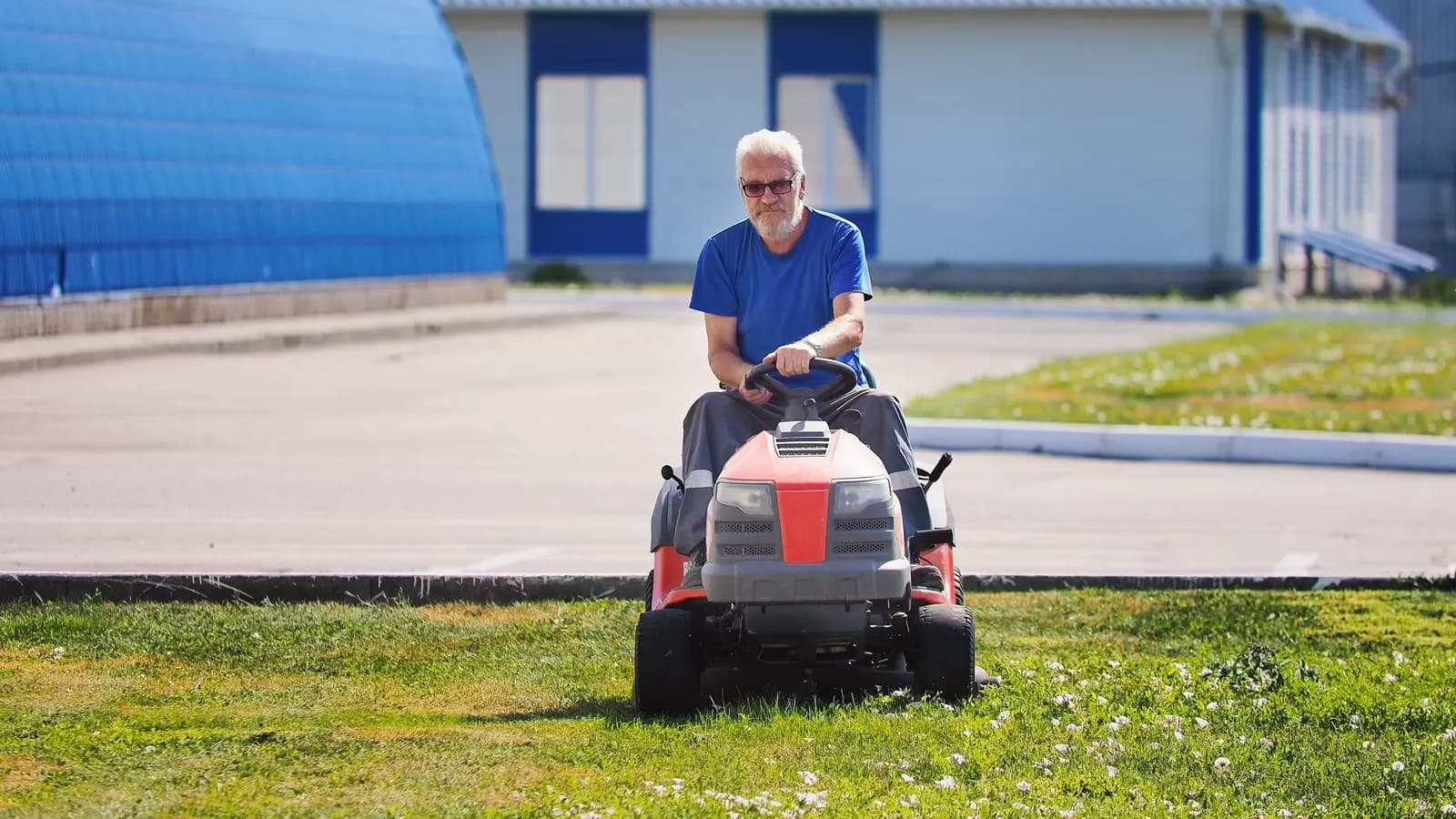 Tracteur tondeuse sur une vaste zone engazonnée
