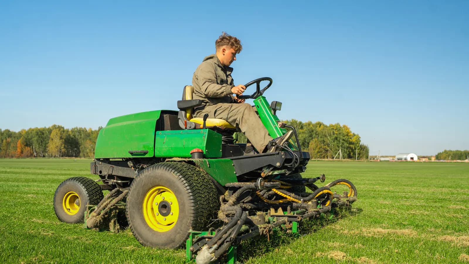 Tracteur tondeuse à éjection latérale sur une grande surface