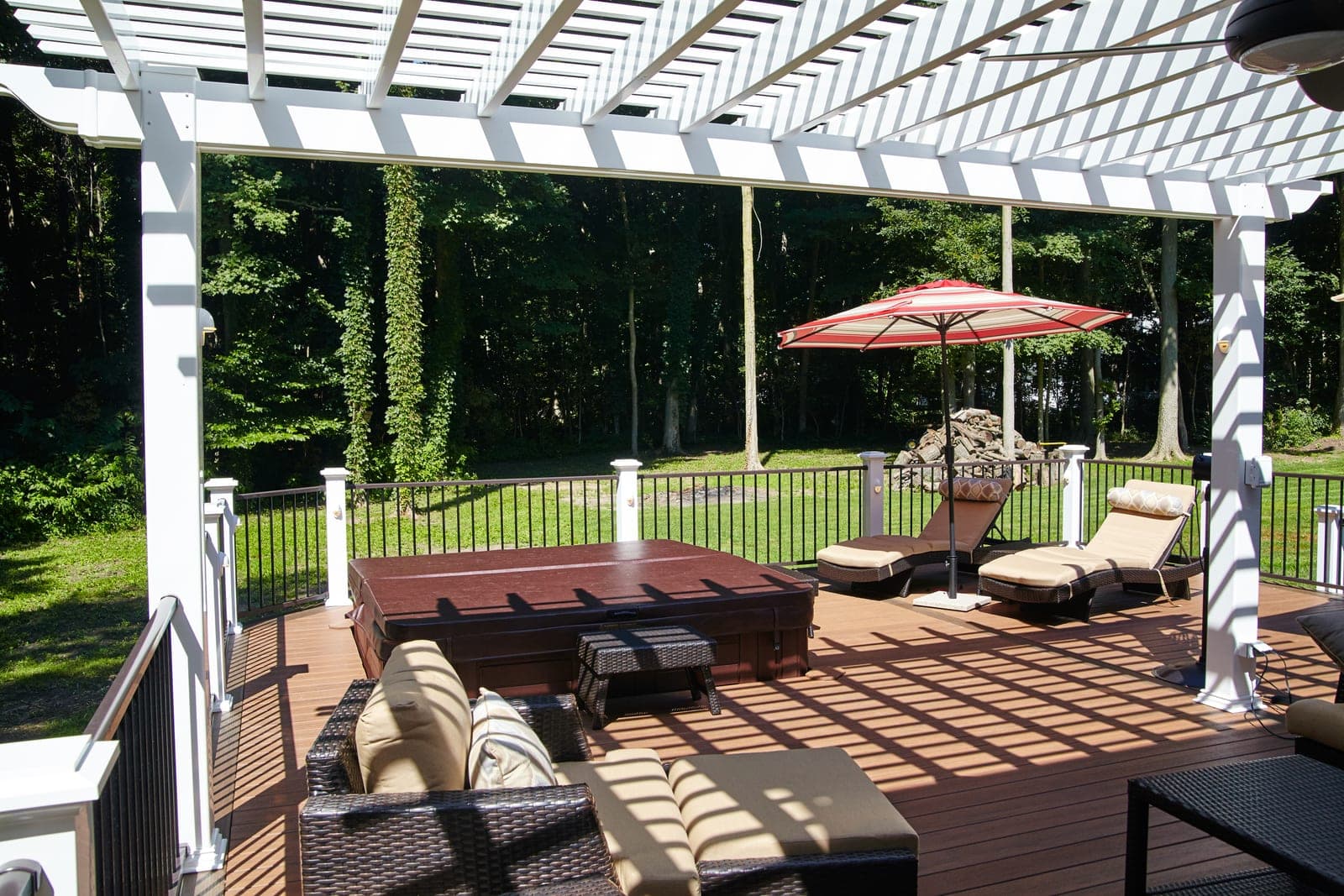 Grande pergola de jardin avec salon de jardin