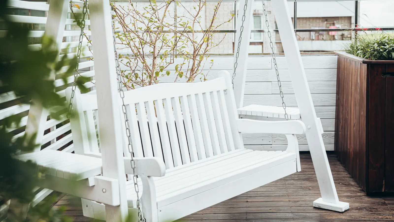 Balancelle en bois clair sur une terrasse