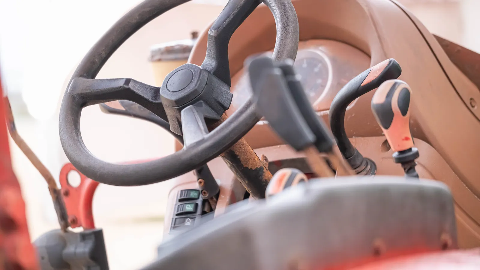 Volant et tableau de commandes d'un tracteur tondeuse