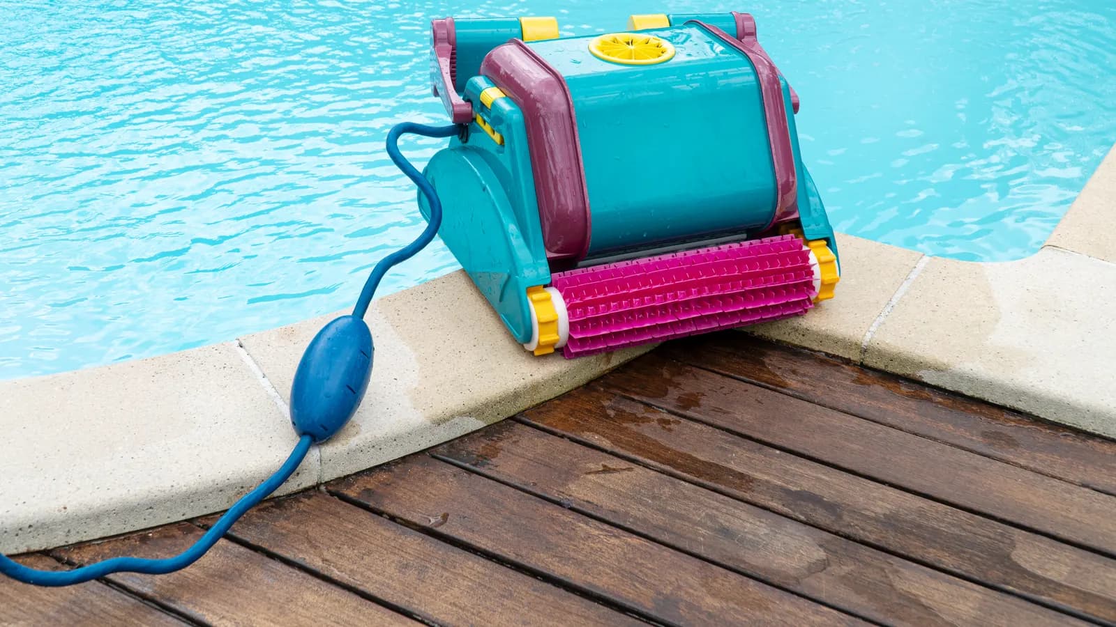 Entretien du panier d'un robot piscine léger