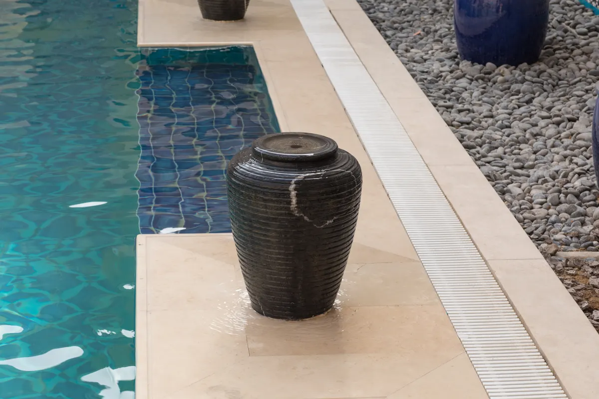 Robot nettoyant la ligne d'eau d'une piscine