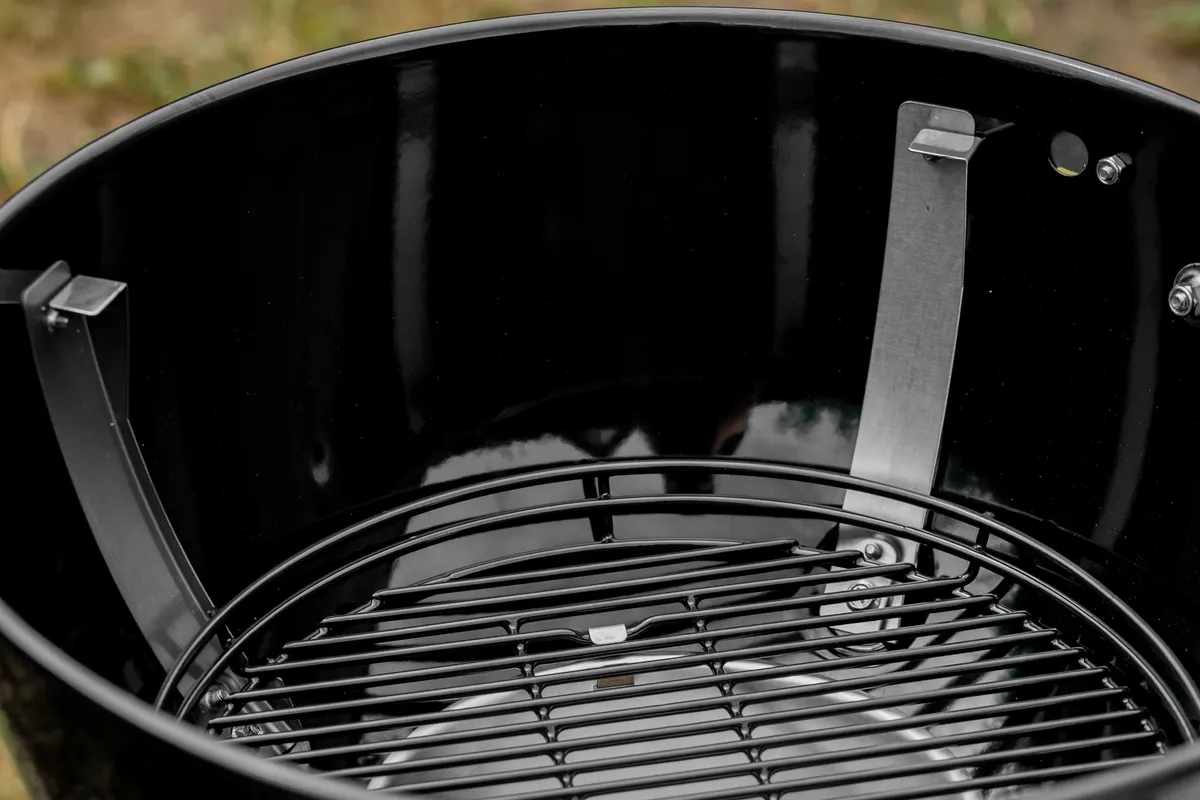 Surface et zones de cuisson d'un barbecue sur pied