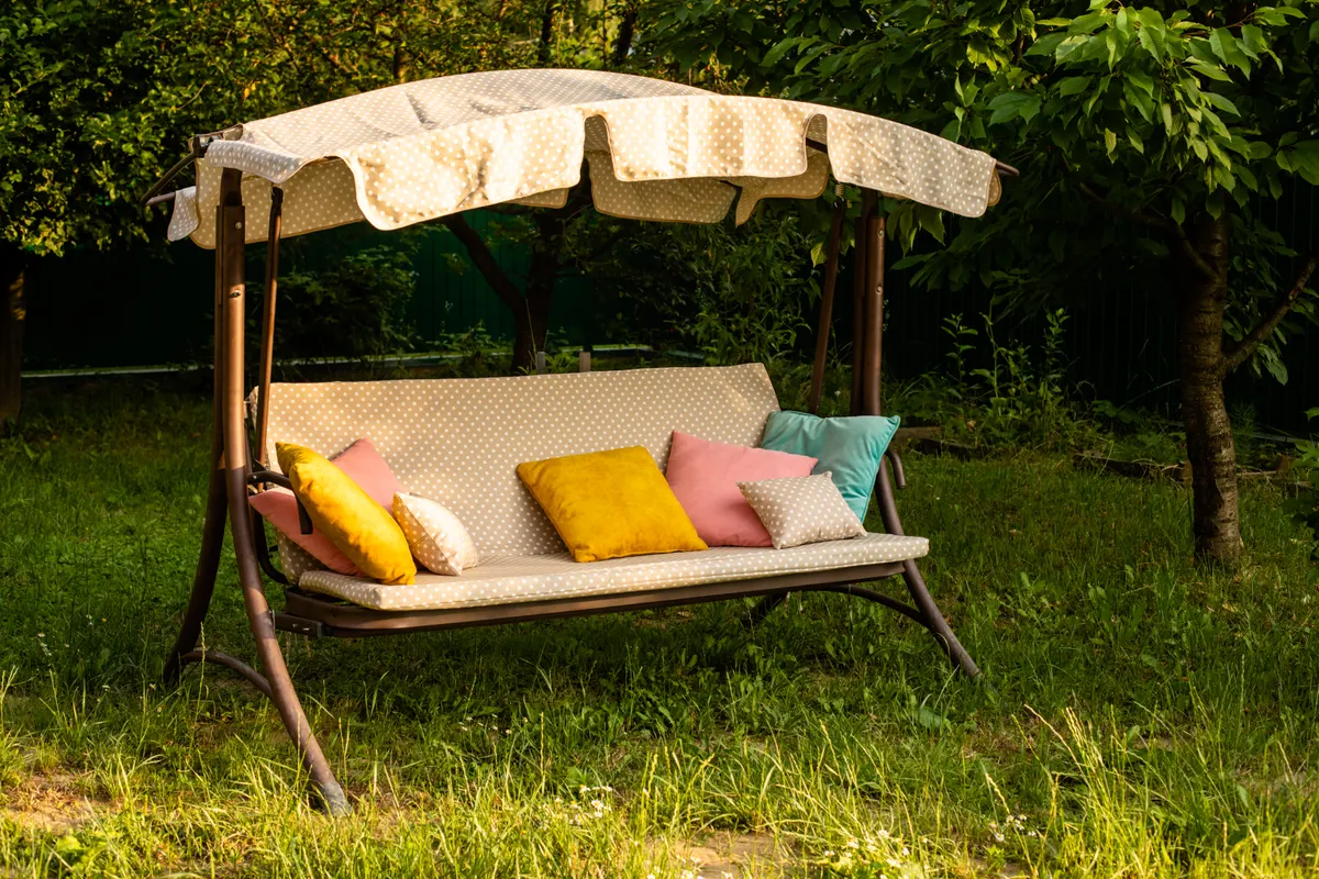 Assise et coussins d'une balancelle de jardin à examiner avant l'achat