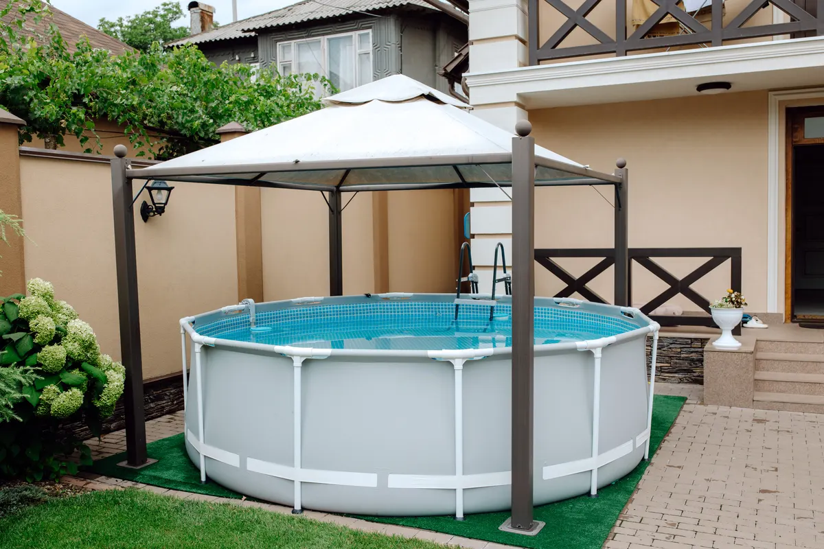 Installation d'une piscine tubulaire sur sol plan