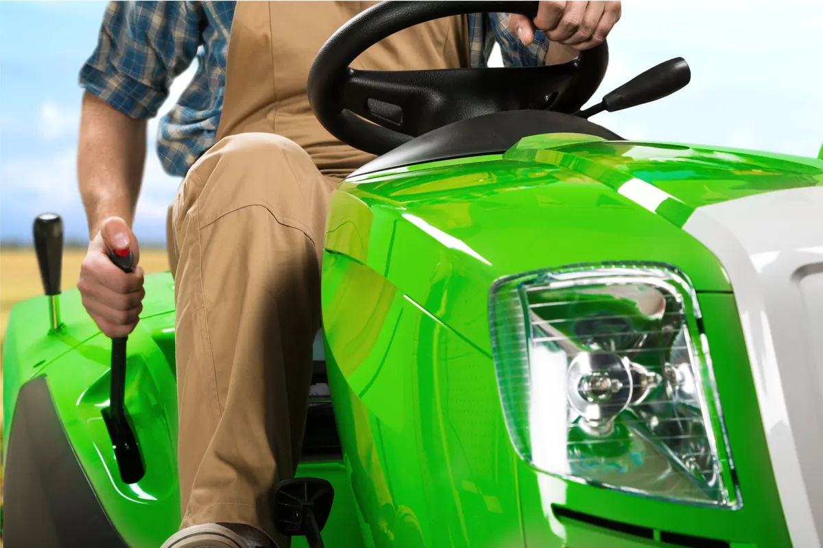 Conducteur modulant l'allure d'un tracteur tondeuse
